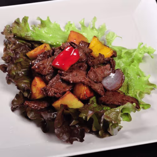 Gebratenes Rindfleisch mit Apfel