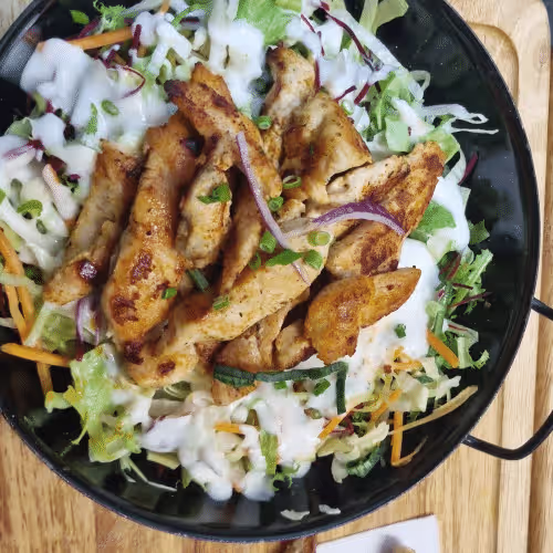 Salatteller mit gegrillten Hühnerstreifen