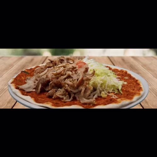 Lahmacun mit Kebap und Käse