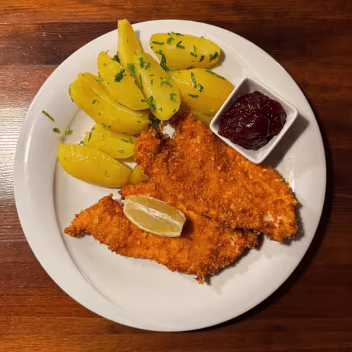 Hühnerschnitzel in Cornflakespanier mit Petersilkartoffeln und Preiselbeeren