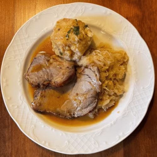 Schweinsbraten mit Sauerkraut und Semmelknödel