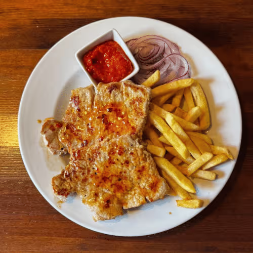 Grillkotelett mit Pommes Frites