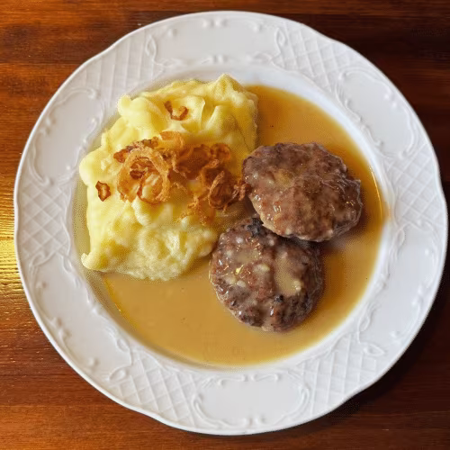 Faschierte Laibchen mit Erdäpfelpüree und Knusperzwiebeln