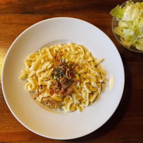 Käsespätzle mit Knusperzwiebeln und grünem Salat