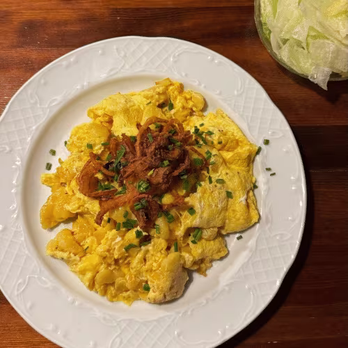 Eiernockerl mit Knusperzwiebeln und grünem Salat