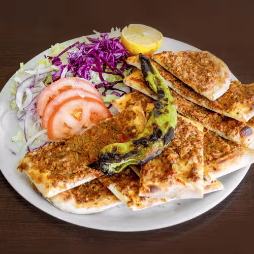Pide mit Hackfleisch und Salat