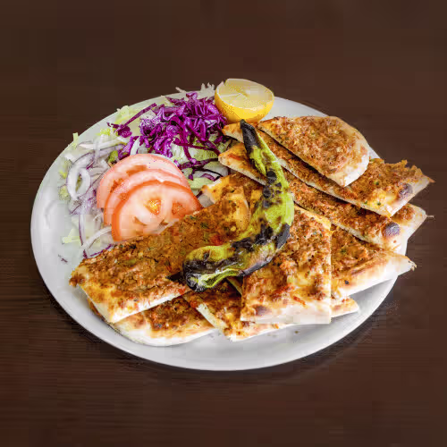 Pide mit Hackfleisch, Pizzakäse und Salat
