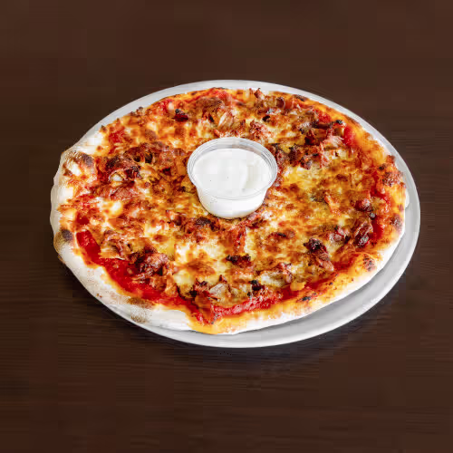 Pizza mit Dönerfleisch und Sauce