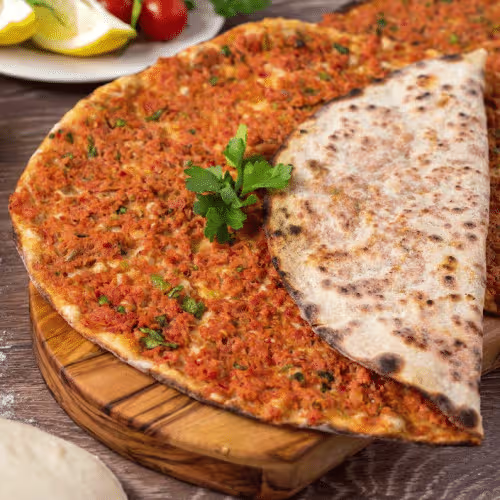 Lahmacun mit Salat
