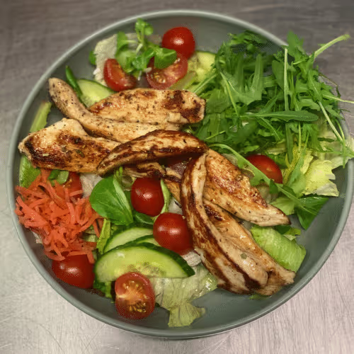 Hühnerbrust Salat mit gegrillten Hühnerfiletstreifen
