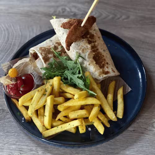 Gebackener Chicken Wrap, gerollt mit Tortilla Brot,