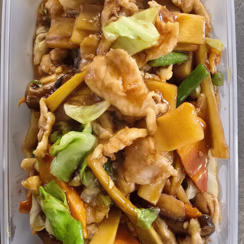 Hühnerfleisch mit Bambussprossen und Pilzen