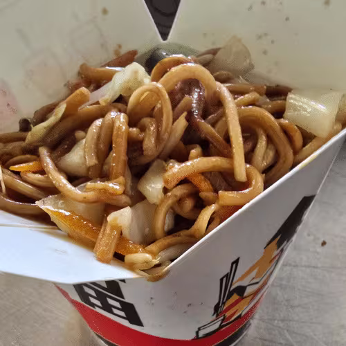 Nudelbox mit Gemüse