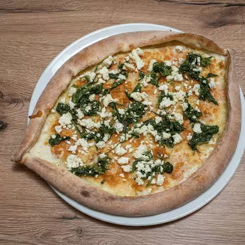 Pide mit Spinat und Kremweiß