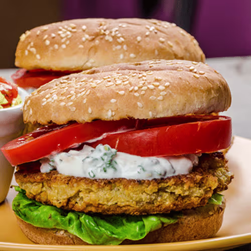 Vegetarischer Burger mit Pommes