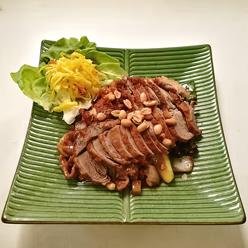 Knusprige Ente mit Acht Schätzen (scharf)
