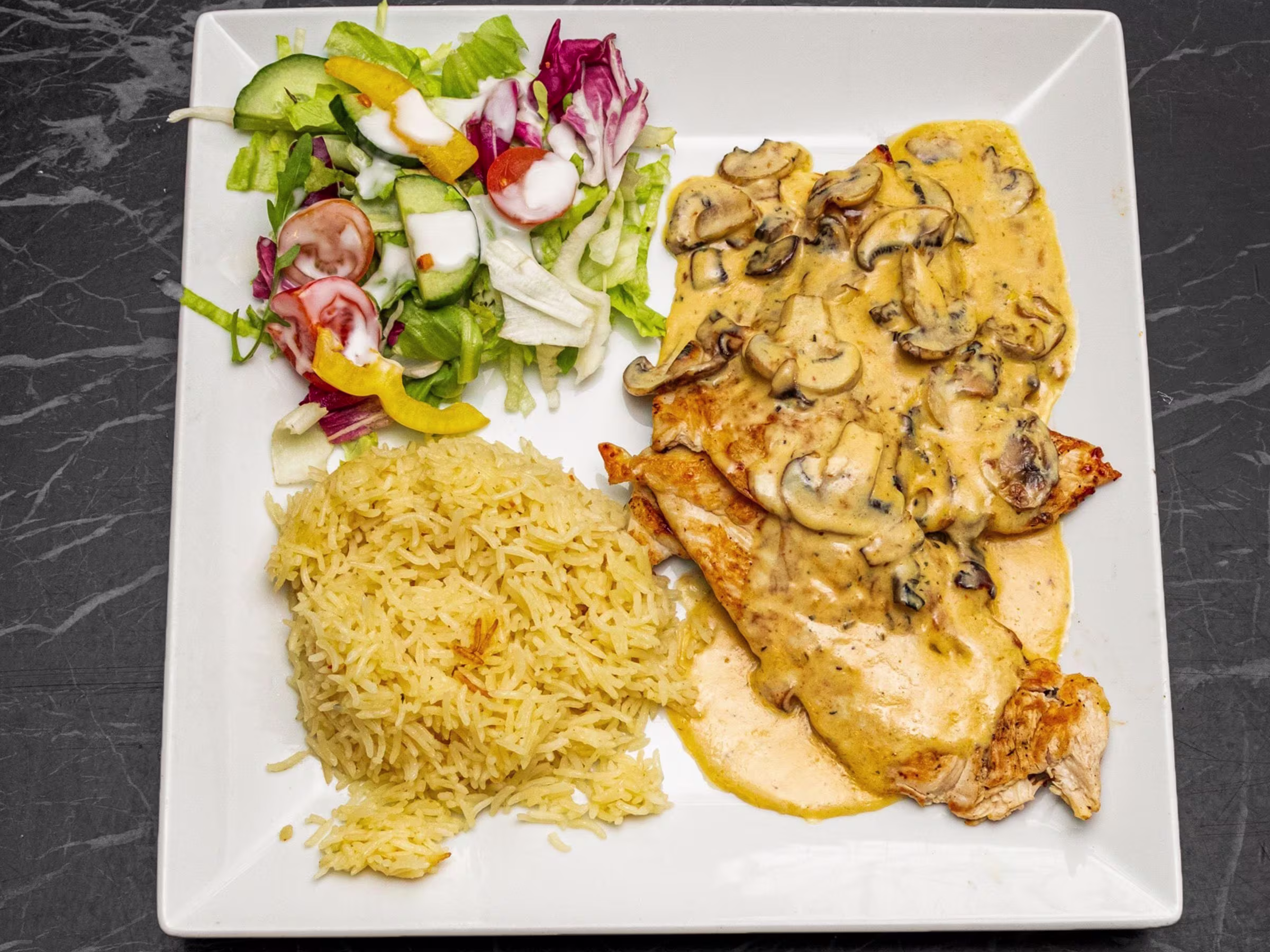 Hühnerfilet mit Champignonsauce und Reis