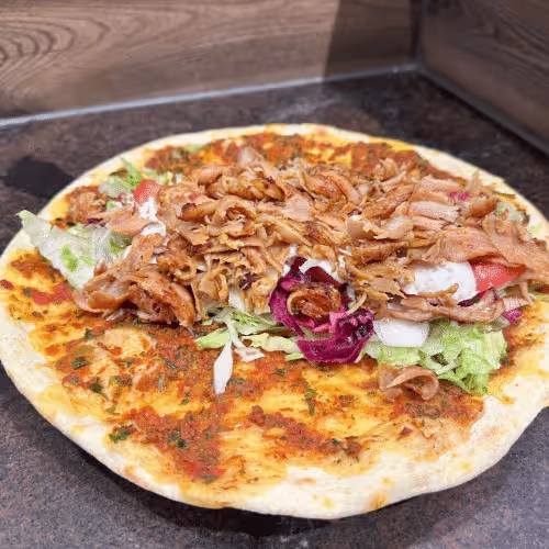 Lahmacun mit Salat und Kebapfleisch