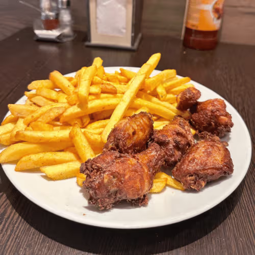 Chicken Wings (6 Stück) mit Pommes frites
