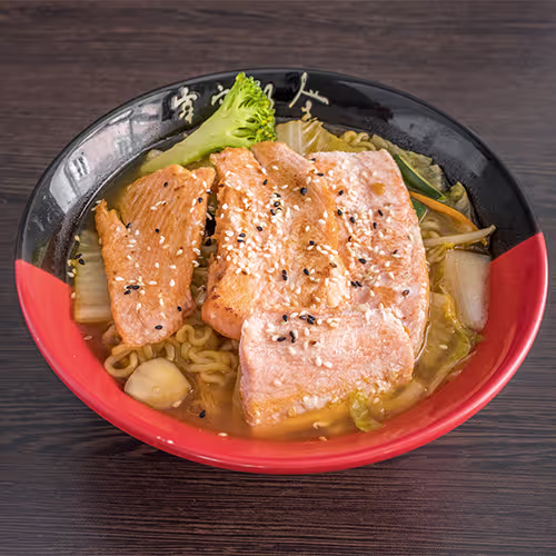 Ramen mit Lachs und Gemüse