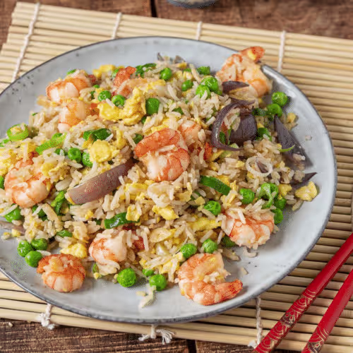 Gebratener Eierreis mit Shrimps