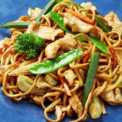 Gebratene Nudeln mit Hühnerfleisch
