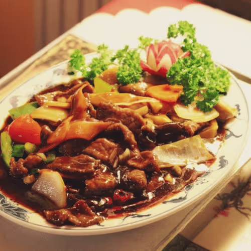 Hühnerfleisch mit Bambus und Pilzen