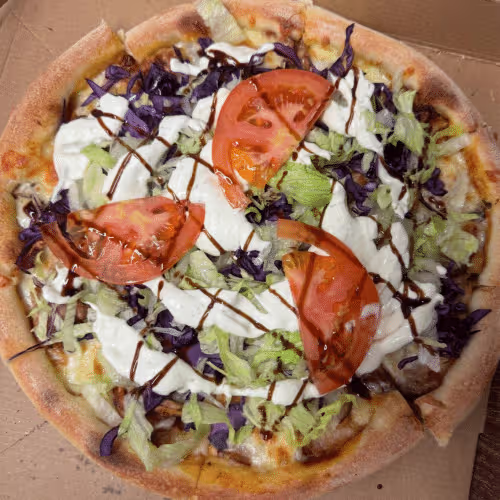 Kebap Pizza mit Salat,Tomaten und Souce