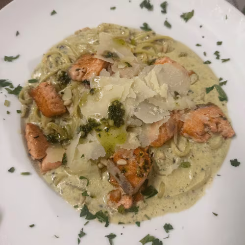 Linguine al Pesto e Pingoli al Salmone