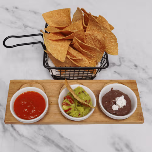 Totopos con salsa Roja Y Guacamole