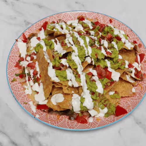 Nachos con Frijoles Refritos, Queso Fundido