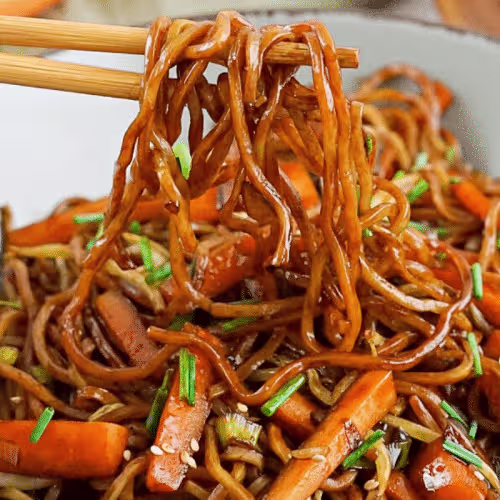 Gebratene Nudeln mit Grillhähnchen