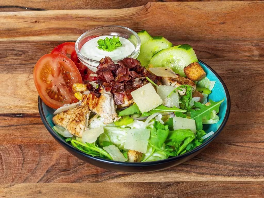 Salat mit gegrillten Putenstreifen
