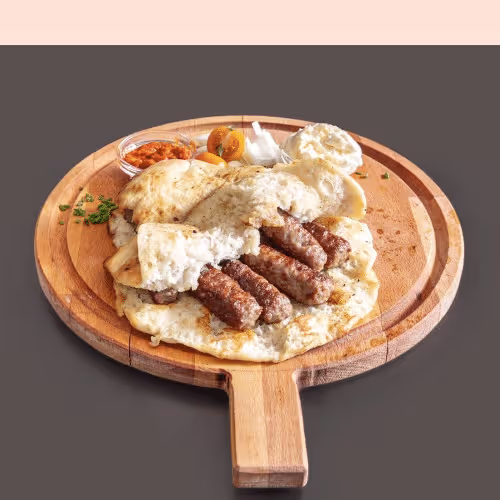 Rindfleisch-Cevapcici mit Fladenbrot, Ajvar & Zwiebeln (5 Stück)