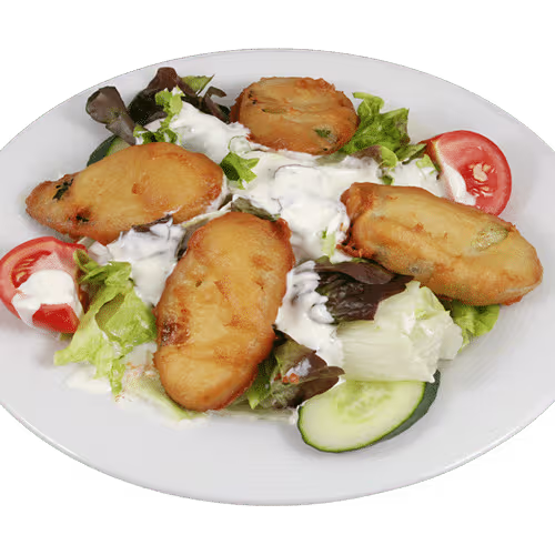 Gebackene Zucchini auf Salat