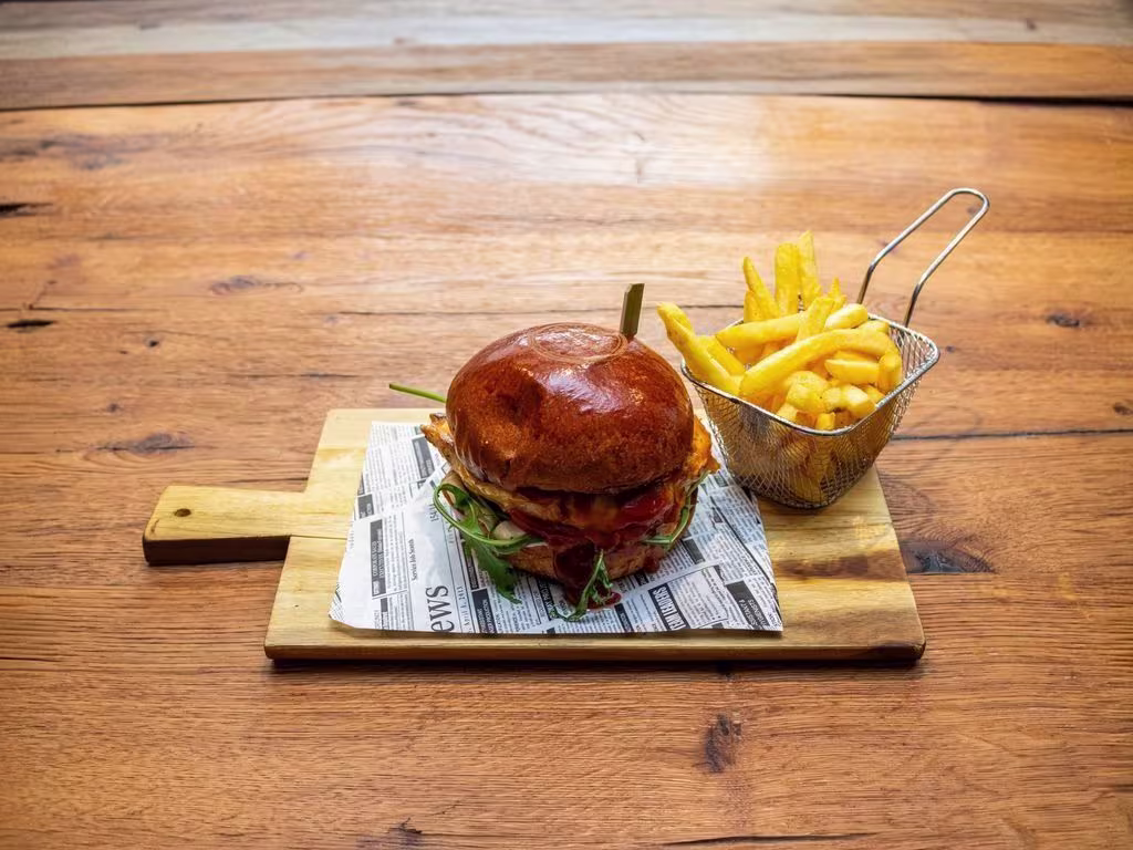 Chicken BBQ Burger mit Pommes