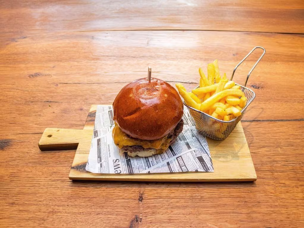 Tom's Chesseburger mit Pommes