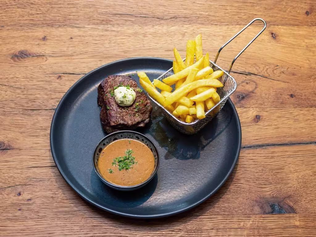 Pfeffer Filetsteak 200g mit Pommes,Pfeffersauce