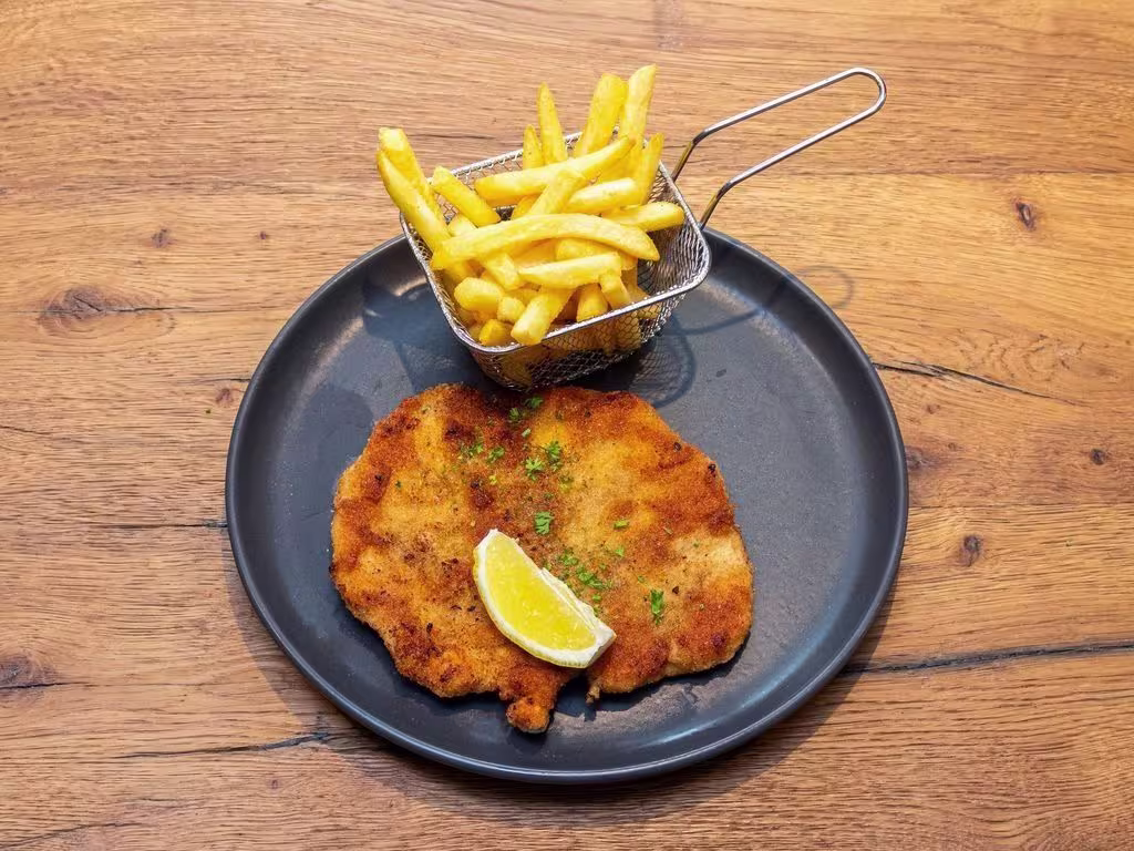Wiener Schnitzel von Schwein mit Pommes