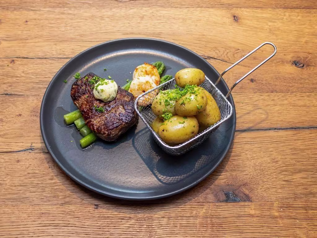 Surf und Turf Filet Steak 200g mit P.Kartoffel,G.Spargel,Garnelen