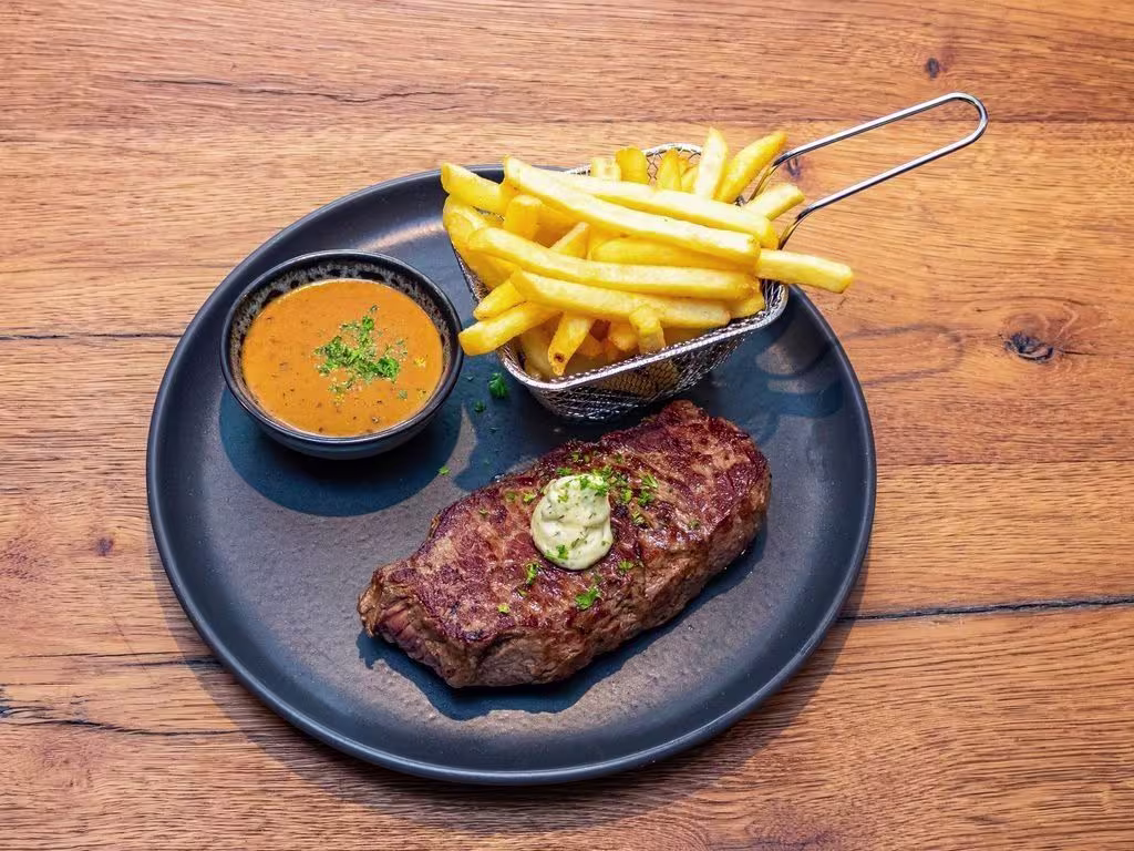 Rumpsteak 300g mit Pfeffersauce,Pommes Frites
