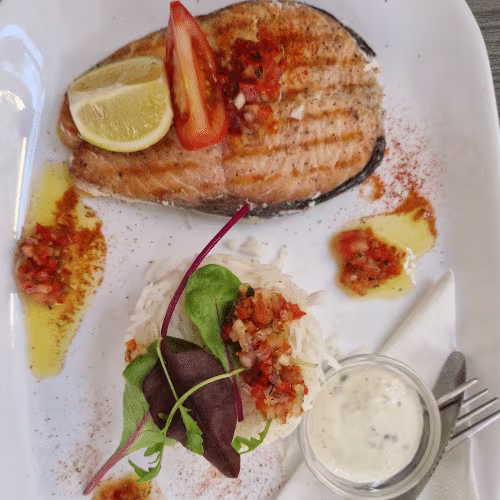 Lachs Steak mit souse tartar und Zitrone