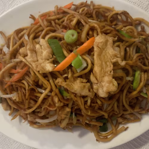 Gebratene Nudeln mit Hühnerfleisch
