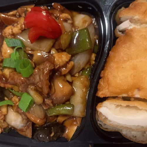Knuspriges Hühnerfleisch mit Acht Schätzen (scharf)
