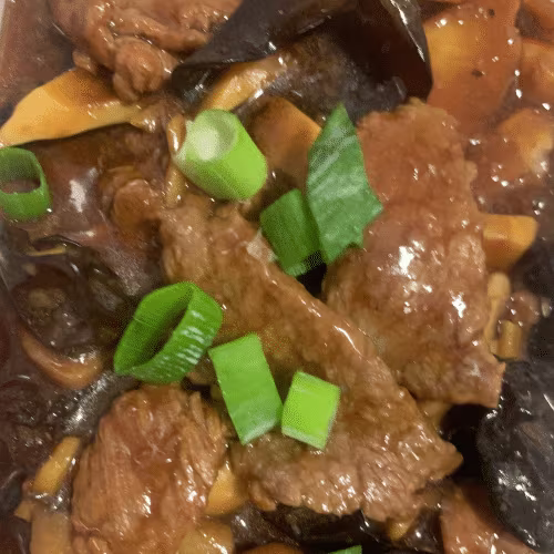 Rindfleisch mit Bambussprossen und Morcheln