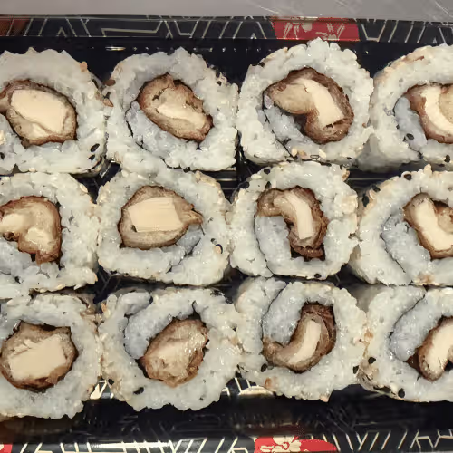 J16 Gebackenes Chicken mit Sesam maki 12 Stk