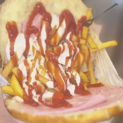 Toast mit salami käse pommes