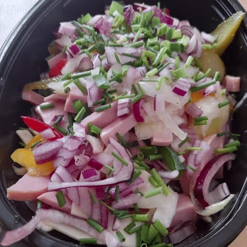 Schweizer Wurstsalat mit frischem Gebäck