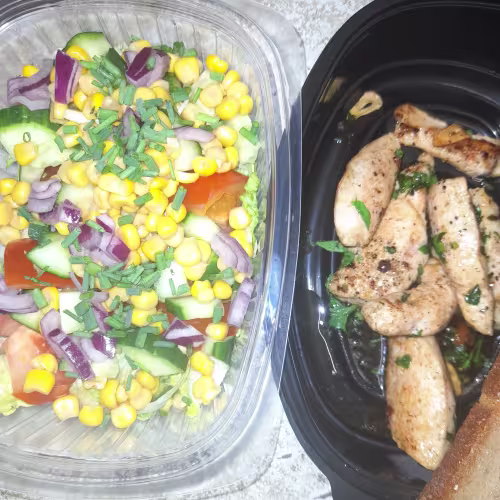 Blattsalat mit gebratenen Hühnerstreifen