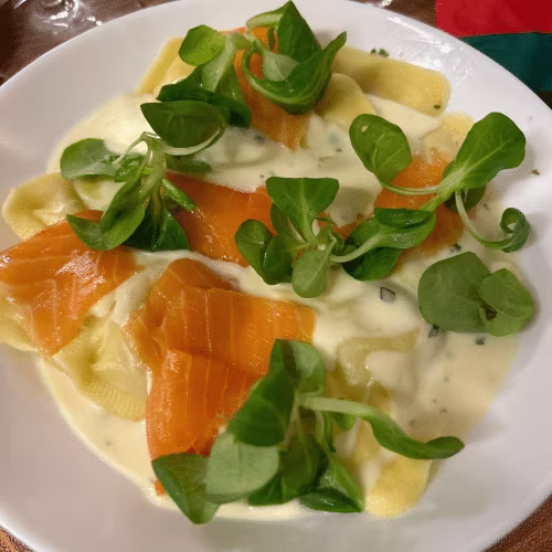Trüffelravioli mit Lachs & Käsesauce
